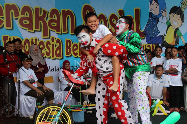 Anak-anak antusias menikmati hiburan badut.
