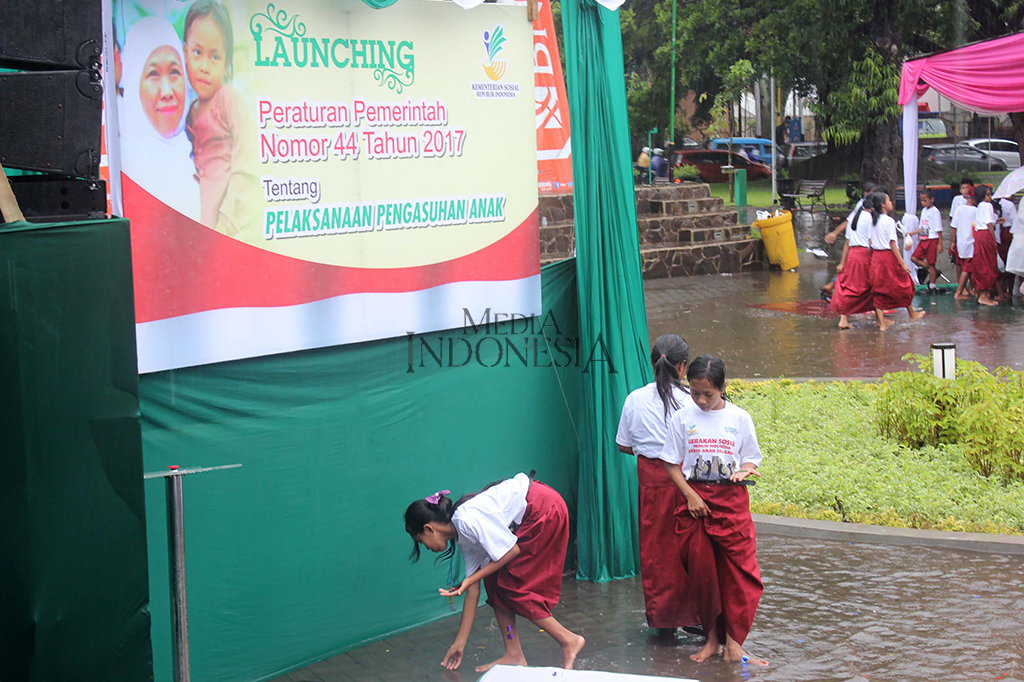 Mensos Khofifah juga meluncurkan Peraturan Pemerintah Nomor 44 Tahun 2017 tentang Pelaksanaan Pengasuhan Anak di Kota Malang. PP ini menjadi payung hukum bagi masyarakat agar melindungi hak anak karena anak memiliki hak hidup. 