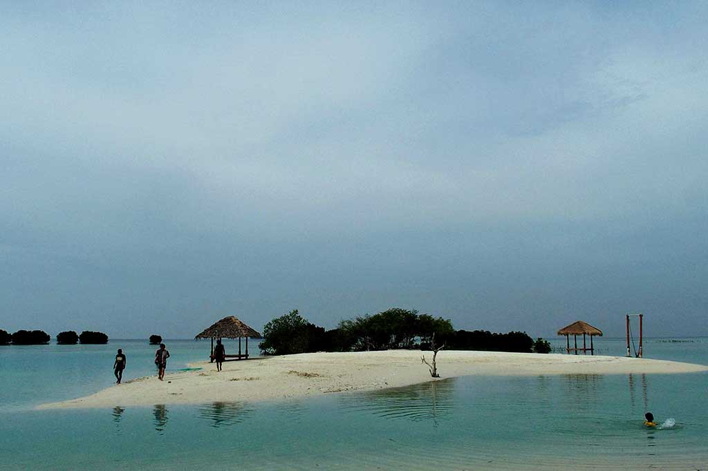 Wisatawan domestik berwisata di Pantai Pasir Perawan, Pulau Pari, Kepulauan Seribu, Jakarta, Minggu, 19 November 2017.