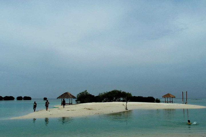 Wisatawan domestik berwisata di Pantai Pasir Perawan, Pulau Pari, Kepulauan Seribu, Jakarta, Minggu, 19 November 2017.