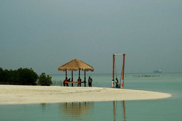 Pantai Pasir Perawan menawarkan pemandangan yang sangat indah dengan hamparan pasir putih yang lembut dan bersih.