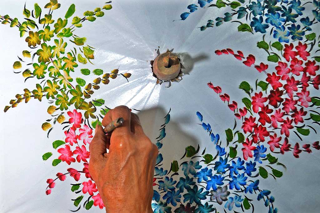 Payung Geulis merupakan payung yang dilukis dengan motif hias geometris dengan bentuk bangunan maupun non geometris yang diambil dari bentuk alam. 