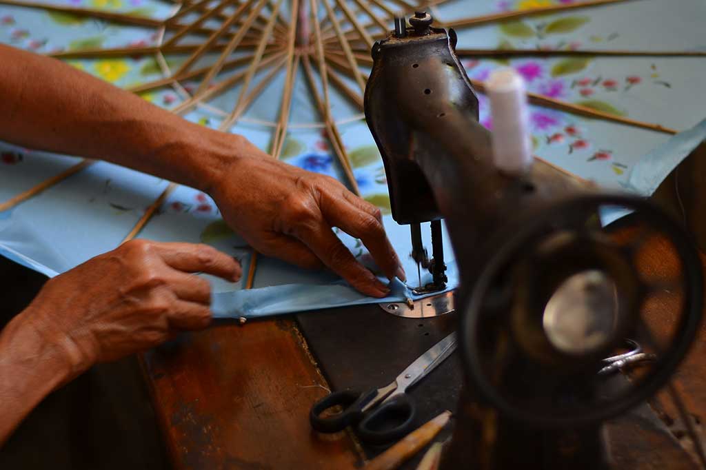 
Umumnya payung ini memiliki rangka bambu. Rangka itu dirangkai dan dipasang kain serta kertas sebelum dirapikan menggunakan kanji. Lalu payung setengah jadi itu dilukis dengan berbagai warna dan corak. 