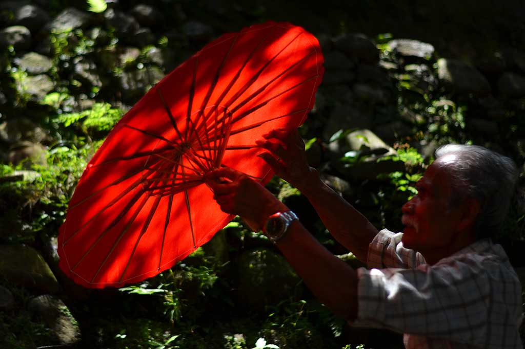 Payung itu pernah populer di sekitar tahun 1960 sebagai alat pelindung panas dan hujan. Aah dan Hanan adalah saksi dari masa kejayaan payung itu. Kala itu hampir seluruh penduduk di Panyingkiran berprofesi sebagai perajin payung. Namun masa keemasan Payung Geulis tak berlangsung lama. 