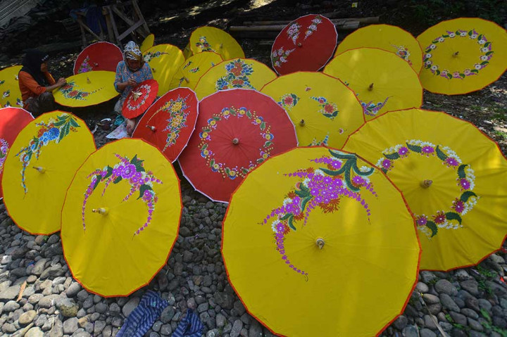 Sejumlah sumber menyebutkan era Payung Geulis meredup karena pemerintah membuka diri untuk barang impor pada 1968. 

Sementara menurut Hanan, hilangnya kepopuleran Payung Geulis terjadi pada 1963 karena serbuan payung buatan Jepang. 
Hanan mengingat bahwa tahun sebelum payung Jepang merajalela, rombongan orang Jepang datang ke Panyingkiran untuk mempelajari keseluruhan proses pembuatan payung lukis itu. 