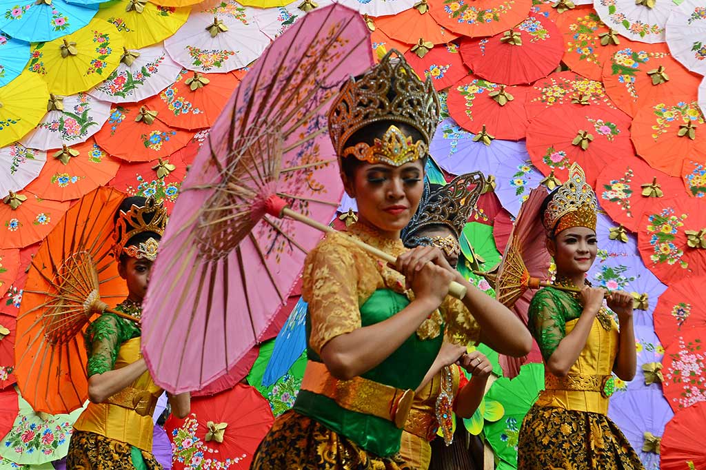 Payung Geulis mulai bergeliat kembali pada 1980 dan dikenal bukan lagi sebagai alat pelindung namun lebih sebagai barang kerajinan untuk hiasan rumah. 

Hanan mengatakan bahwa nama Payung Geulis sendiri mulai tenar di era 90an, kala itu Sahron, kakak Hanan, dipanggil Presiden Soeharto karena ketenaran payung lukisnya, dan Sahron menamakan payungnya dengan Payung Geulis. 