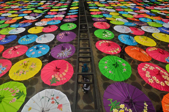 Payung cantik itu memiliki berbagai ukuran dari 20 hingga 60 sentimeter dan kini dikenal sering digunakan sebagai pelengkap penampilan artis tradisional maupun sebagai unsur desain dalam dan luar ruang. 