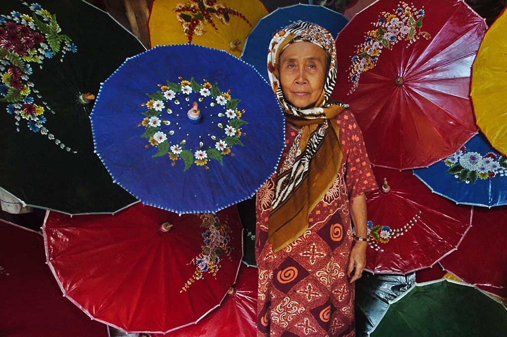 Meski dikenal luas dan permintaan payung semakin meningkat, namun menurut Aah pendapatan perajin payung tidaklah besar. Hal ini membuat generasi muda di kampung itu termasuk anak Aah memilih pekerjaan lain dari pada meneruskan tradisi keluarga. 