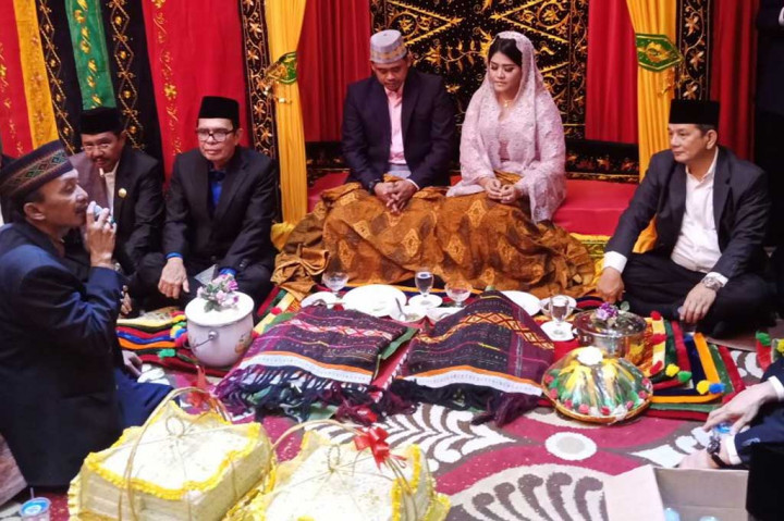 Putri Presiden Joko Widodo Kahiyang Ayu resmi menyandang boru Siregar, Selasa, 21 November 2017. Upacara 'mangelehen marga' (penganugerahaan marga) itu digelar di rumah Doli Sinomba Siregar, paman kandung Bobby Afif Nasution di Jalan Suka Tangkas, Lingkungan 13, Kelurahan Sukamaju, Kecamatan Medan Johor.