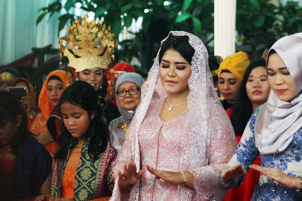 Usai menjadi boru Siregar, Kahiyang Ayu mengikuti rangkaian manortor atau menari tortor. Matortor juga diikuti sejumlah anak gadis boru Siregar. ANTARA/Septianda Perdana