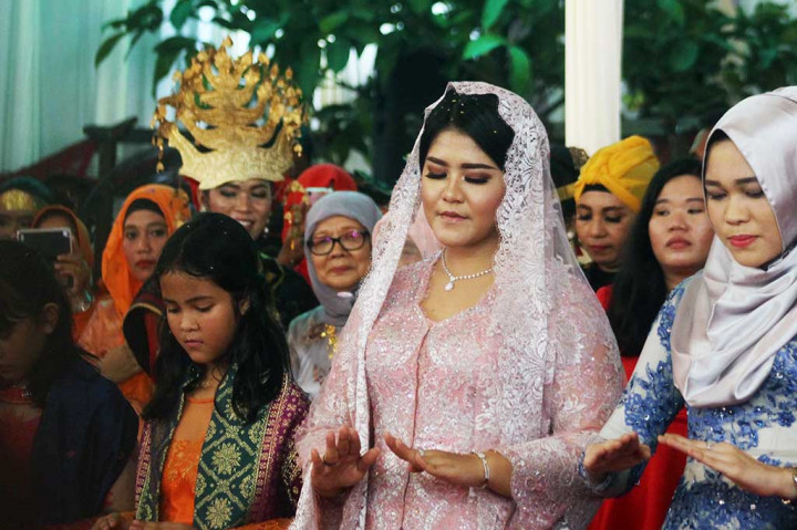 Usai menjadi boru Siregar, Kahiyang Ayu mengikuti rangkaian manortor atau menari tortor. Matortor juga diikuti sejumlah anak gadis boru Siregar. ANTARA/Septianda Perdana