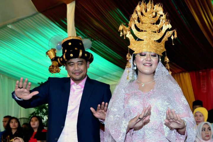 Kahiyang kemudian matortor bersama suaminya Bobby. Kali ini Kahiyang mengenakan hiasan kepala bernama Bulang Mandailing. 