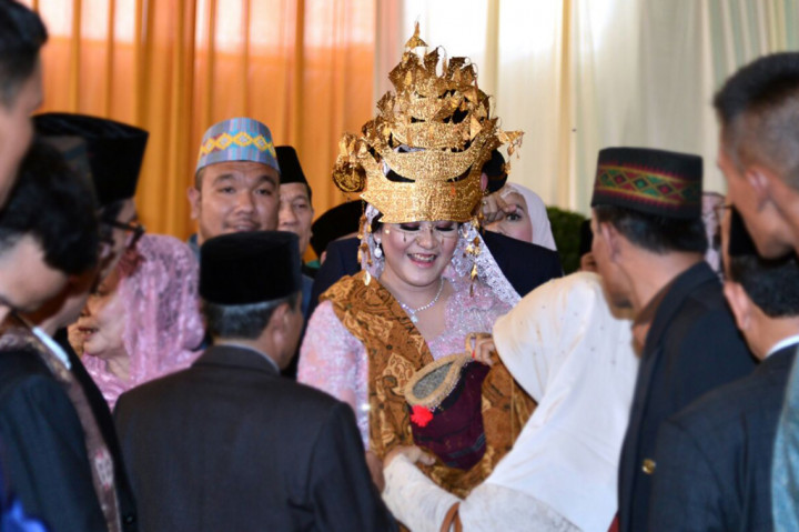 Usai prosesi pemberian Boru Siregar, Kahiyang Ayu meninggalkan kediaman paman Bobby dengan menggendong tempat ayam. Ini merupakan tradisi adat Batak Mandailing.