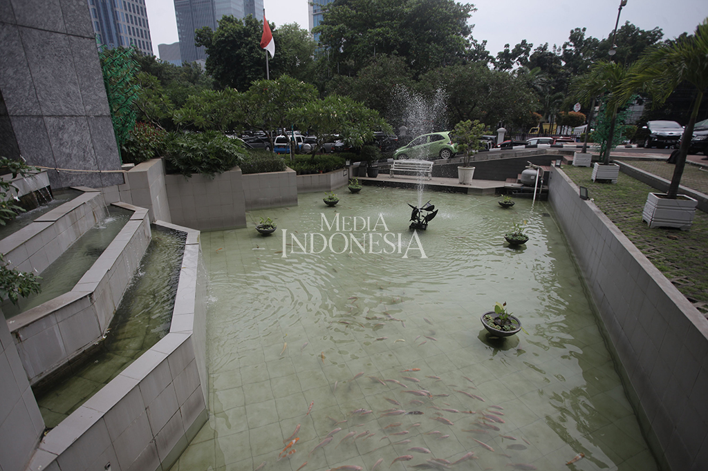 Suasana kolam air mancur di depan Gedung DPRD DKI Jakarta.