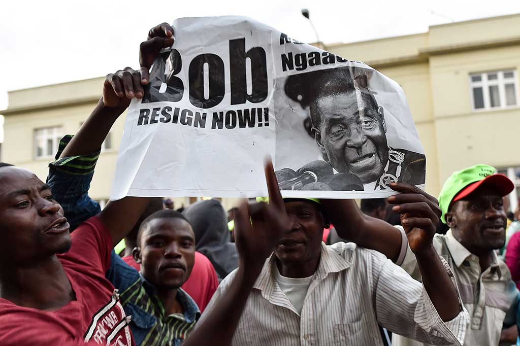 Kejatuhan Mugabe itu berawal dari persaingan di antara kalangan elit berkuasa di Zimbabwe yang ingin menggantinya, bukan dari aksi-aksi unjuk rasa yang menentangnya. Militer mengambil alih kekuasaan setelah Mugabe memecat sosok favorit ZANU-PF untuk menggantikannya, Emmerson Mnangagwa, untuk membuka jalan bagi istrinya, Grace, 52, maju ke kursi kepresidenan. AFP/Tony Karumba
