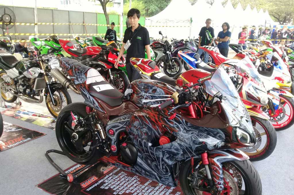 Selain motor baru, para peserta juga ikut serta dalam kontes modifikasi. 