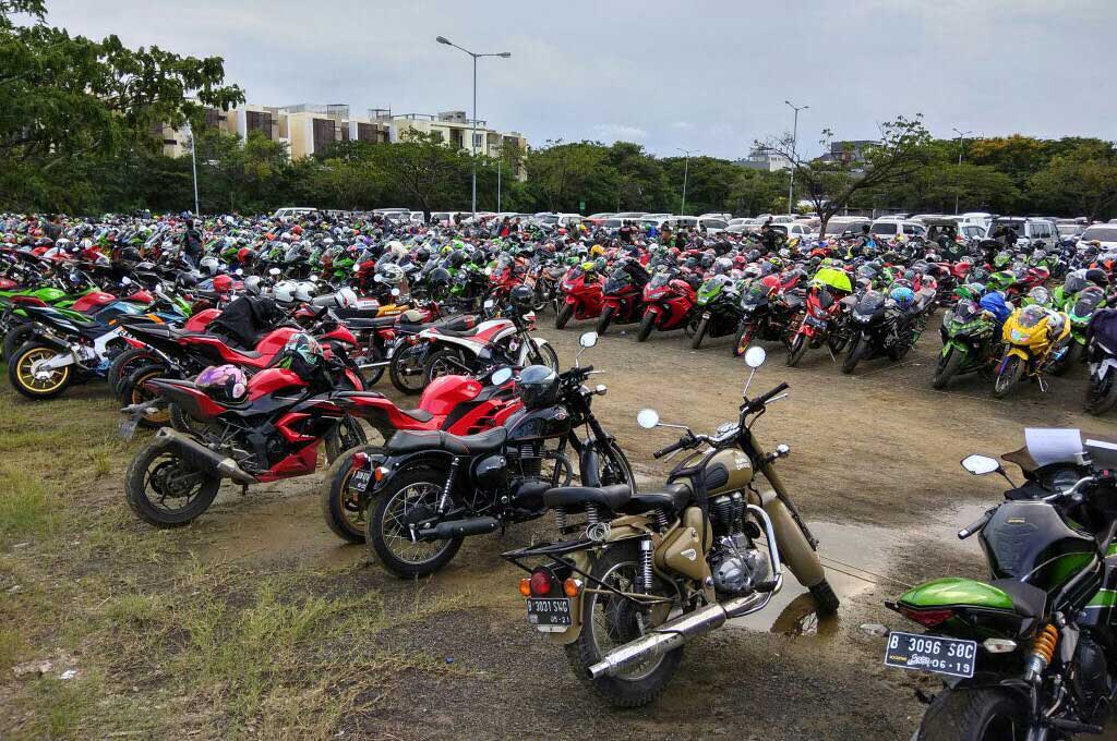 Para pengunjung datang memadati area Ancol tempat pelaksanaan KBW, mereka terlihat sangat antusias mendatangi event terbesar Kawasaki di 2017 itu. 