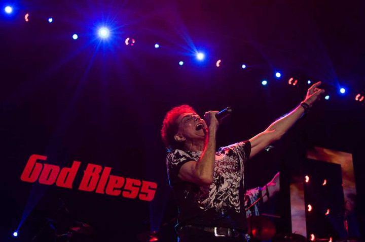 Grup band God Bless membuka konser yang bertajuk 5uperGroup di Plenary Hall, Jakarta Convention Center, Selasa, 21 November 2017 malam. God Bless membawakan sejumlah lagu, di antaranya Panggung Sandiwara, Musisi, dan Bis Kota.