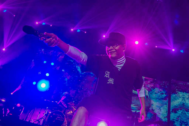 Sementara itu, grup band Gigi tampil di atas panggung dengan membawakan lagu-lagu andalan mereka, seperti Jomblo, Janjiku, dan lain-lain.