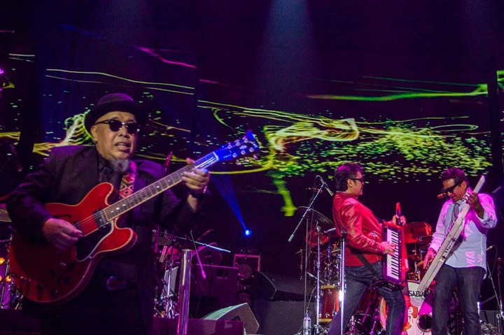 Kemudian tampil grup band Krakatau yang berhasil memuaskan dahaga para penggemarnya. Tampil setelah Krakatau adalah band Kahitna dan Sheila On 7. 