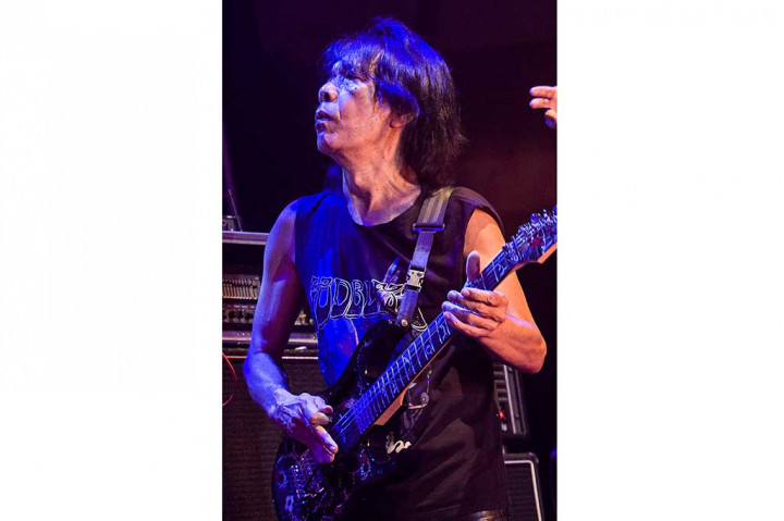 Petikan gitaris God Bless Ian Antono mampu membius para penonton yang hadir.