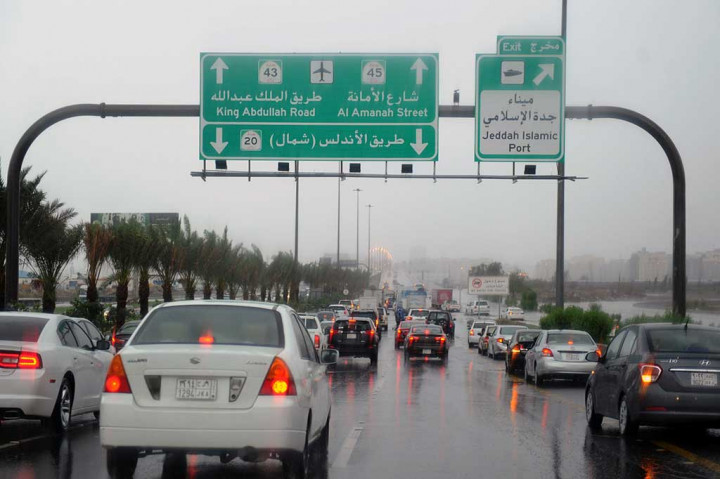 Hujan deras membuat lalu lintas macet, karena sejumlah ruas jalan di Kota Jeddah tergenang. Banjir membuat beberapa pengendara mobil terjebak dan memaksa pihak berwenang meliburkan sekolah dan perguruan tinggi. AFP/Amer Hilabi