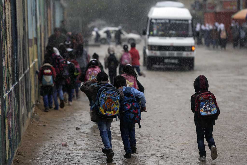 Hujan deras juga terjadi di Kota Gaza, Palestina. Hujan mengakibatkan beberapa ruas jalan tergenang. AFP/Mahmud Hams