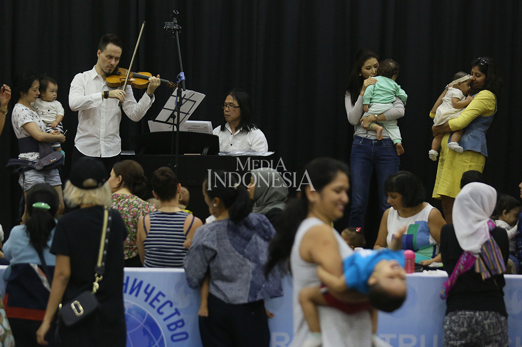 Musisi asal Rusia German Dmitriev menghibur ibu dan balita dalam penampilan musik untuk Balita di Pusat Kebudayaan Rusia.
