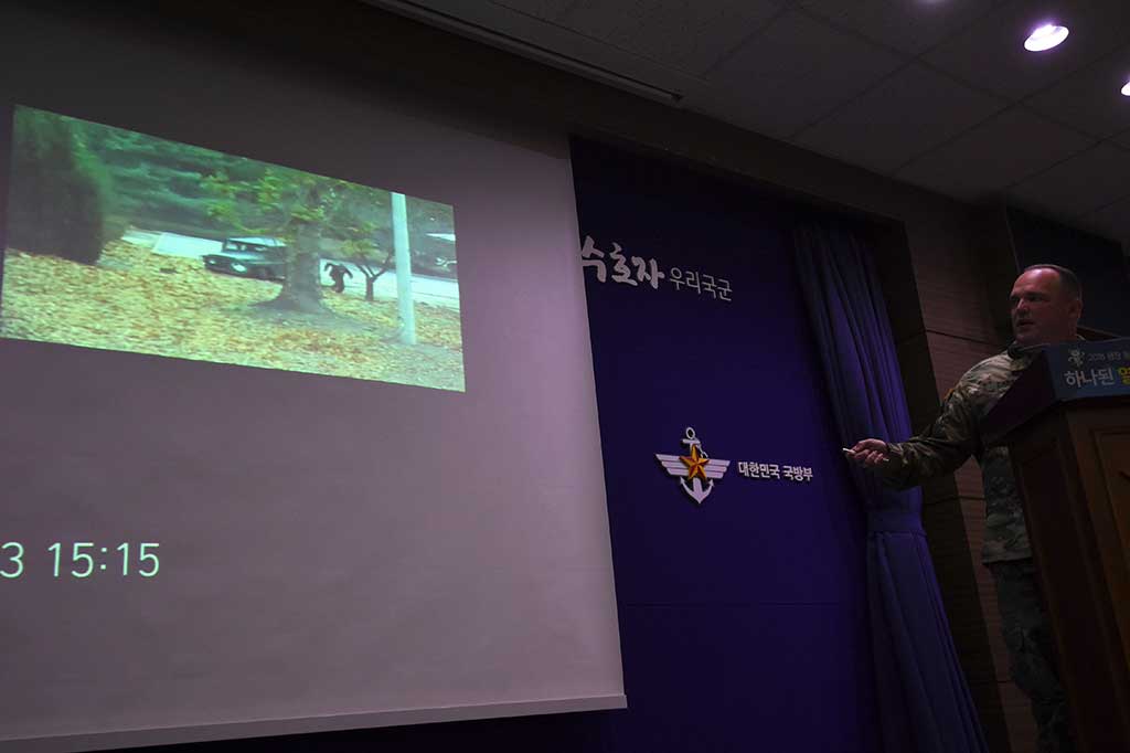 Juru bicara Komando PBB Kolonel Chad G. Carroll menunjukkan rekaman TV pengawas yang berisi pembelotan seorang tentara Korea Utara ke Korea Selatan.