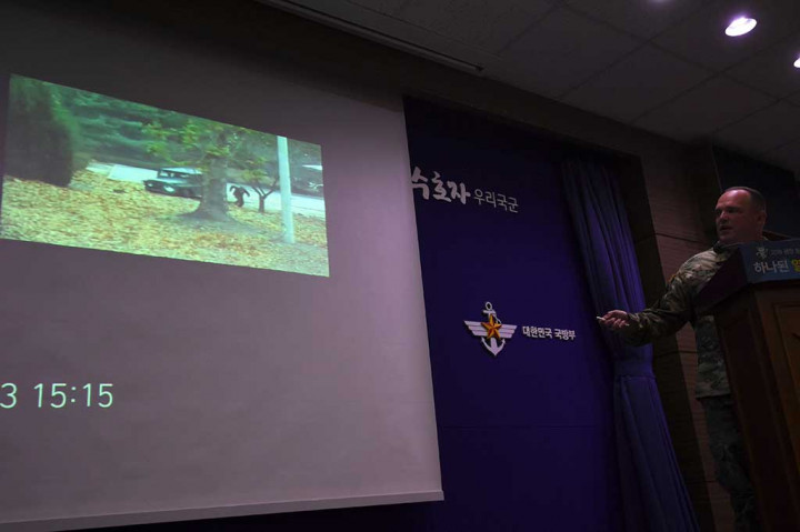 Juru bicara Komando PBB Kolonel Chad G. Carroll menunjukkan rekaman TV pengawas yang berisi pembelotan seorang tentara Korea Utara ke Korea Selatan.
