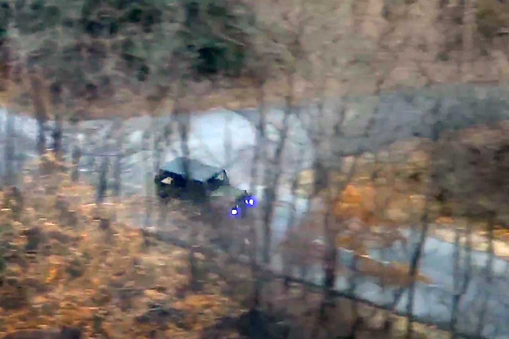 Kejadian pada 13 November lalu tersebut memperlihatkan awal pelarian seorang tentara Korut. Tentara yang tidak disebutkan namanya tersebut mengendarai sebuah mobil jip menuju daerah perbatasan di Panmunjom.