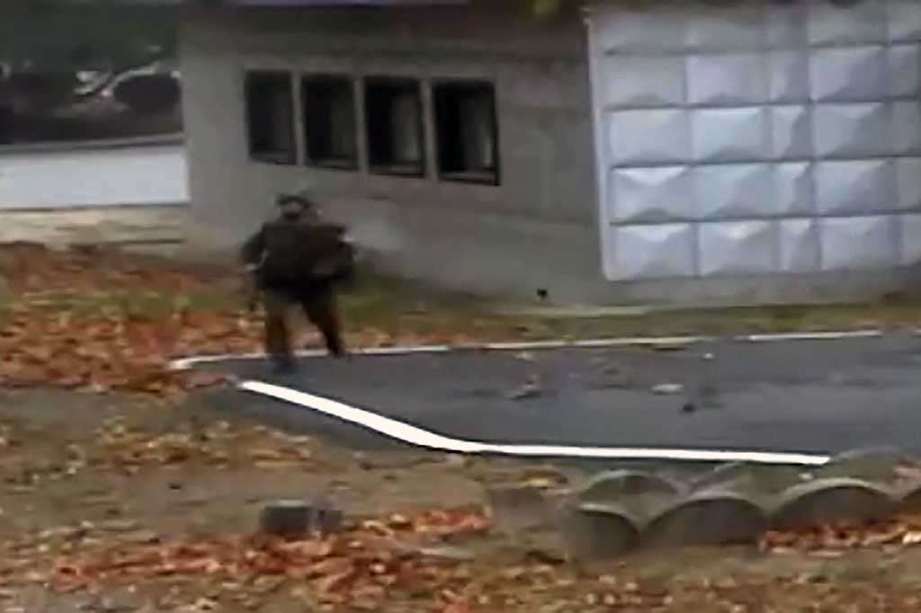 Tentara Korut yang mengejar salah satu anggota yang berupaya membelot ke Korsel terlihat melewati garis MDL, dan kemudian kembali ke wilayahnya.