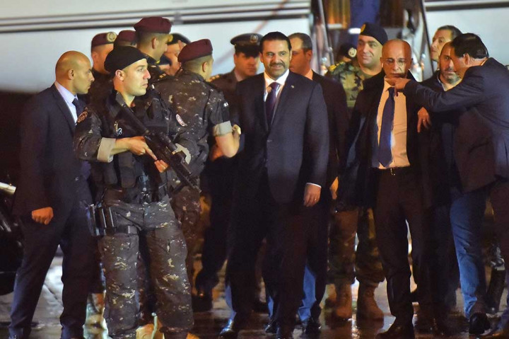 PM Lebanon Saad al-Hariri Hariri disambut oleh para anggota pasukan keamanan saat tiba di Bandara Internasional Beirut, Selasa, 21 November 2017 waktu setempat.