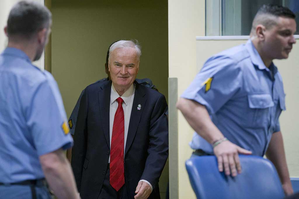 Mantan Panglima Militer Serbia Bosnia Ratko Mladic memasuki ruang sidang Pengadilan Kejahatan Internasional untuk Yugoslavia (ICT) di Den Haag, Belanda, Rabu, 22 November 2017. AFP/POOL/Peter Dejong