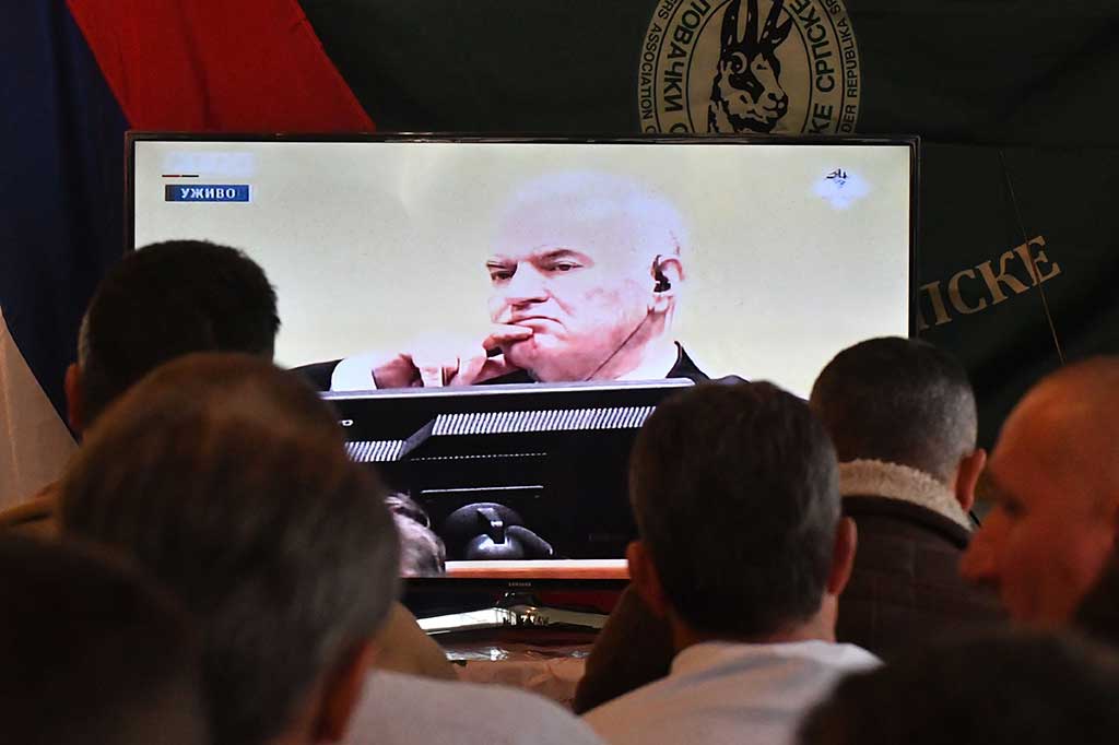 Mladic, 74, dihukum penjara seumur hidup karena terbukti bersalah melakukan genosida dan kejahatan kemanusiaan saat perang Bosnia pada 1992-1995. Pengadilan memutuskan Mladic terbukti melakukan 10 dari 11 dakwaan, yang dialamatkan kepadanya. Di antara dakwaan tersebut adalah pembunuhan terhadap 8.000 pria Muslim di Srebrenica dan pengepungan ibu kota Bosnia, Sarajevo, tempat lebih dari 11.000 orang tewas ditembak selama 43 bulan. AFP/Elvis Barukcic