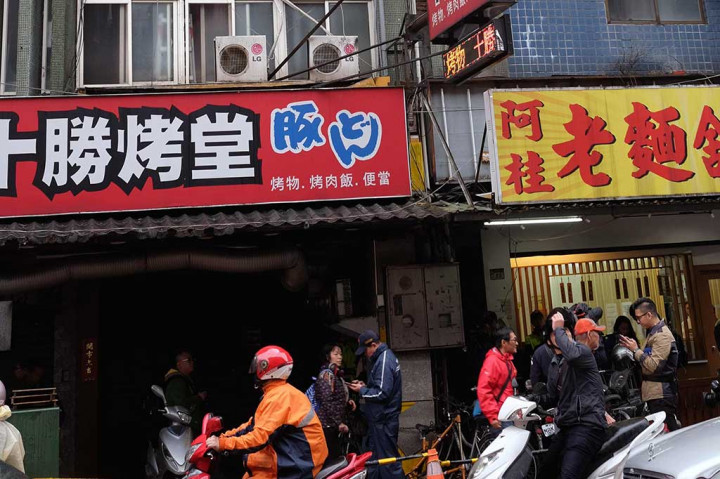 Polisi tengah menyelidiki penyebab kebakaran apartemen yang sebagian besar kamarnya disewakan kepada pekerja migran asing tersebut.