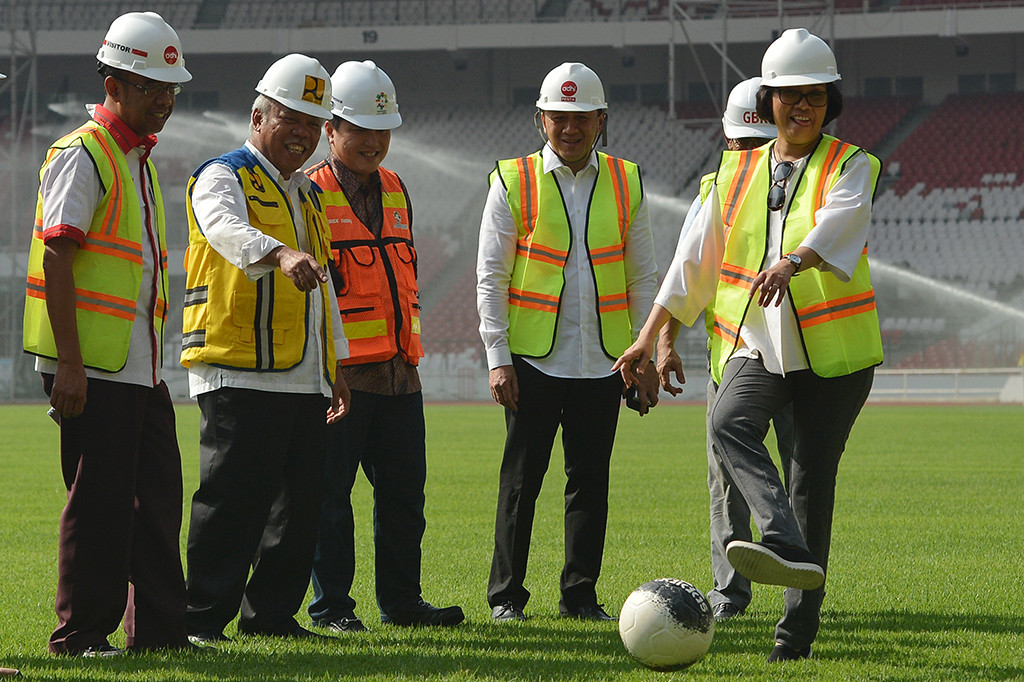 Sri Mulyani langsung menjajal rumput lapangan sepakbola. Dia juga menyentuh secara langsung rumput yang sudah tumbuh rata.
