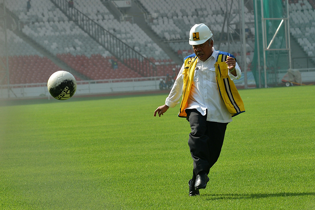 Menteri Pekerjaan Umum dan Perumahan Rakyat Basuki Hadimuljono menendang bola ketika meninjau proyek renovasi Stadion Utama Gelora Bung Karno, Senayan, Jakarta.
