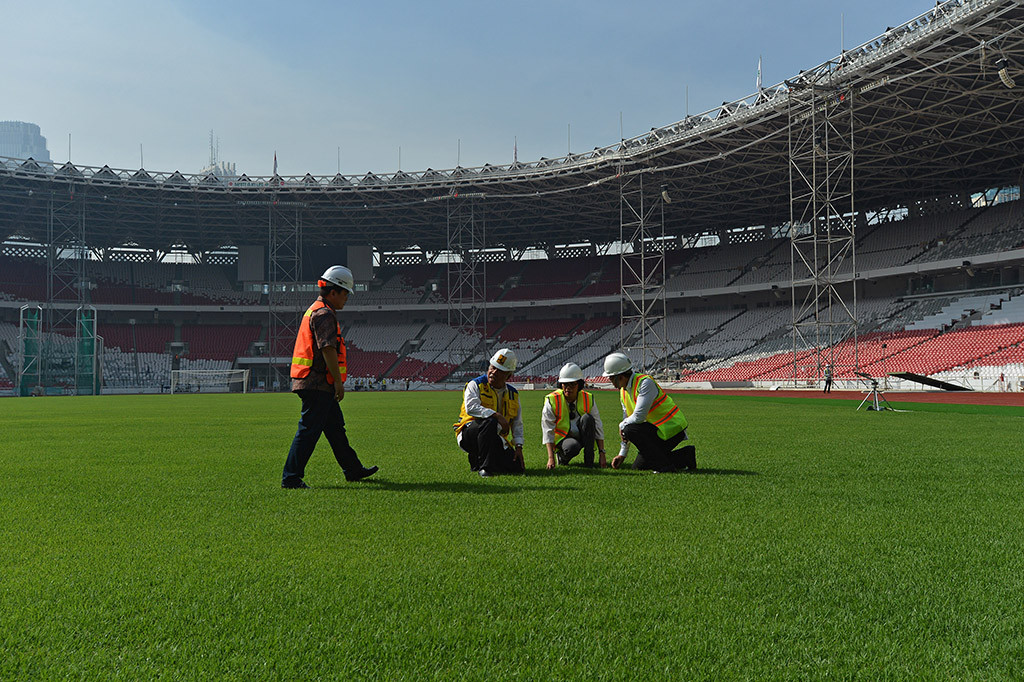 Menteri Keuangan Sri Mulyani bersama Menteri Pekerjaan Umum dan Perumahan Rakyat Basuki Hadimuljono, Ketua Inasgoc Erick Thohir dan Kepala Badan Ekonomi Kreatif Triawan Munaf meninjau proyek renovasi Stadion Utama Gelora Bung Karno, Senayan, Jakarta.