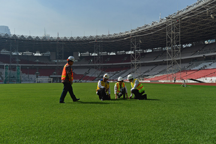 Menteri Keuangan Sri Mulyani bersama Menteri Pekerjaan Umum dan Perumahan Rakyat Basuki Hadimuljono, Ketua Inasgoc Erick Thohir dan Kepala Badan Ekonomi Kreatif Triawan Munaf meninjau proyek renovasi Stadion Utama Gelora Bung Karno, Senayan, Jakarta.
