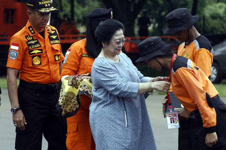 Ketua Umum PDI Perjuangan Megawati Soekarnoputri mencopot tanda peserta pelatihan Baguna didampingi Kepala Basarnas Marsekal Muda TNI Muhammad Syaugi saat penutupan Pelatihan Penanggulangan Bencana (Baguna) PDI Perjuangan di Bumi Perkemahan Cibubur, Jakarta Timur.
