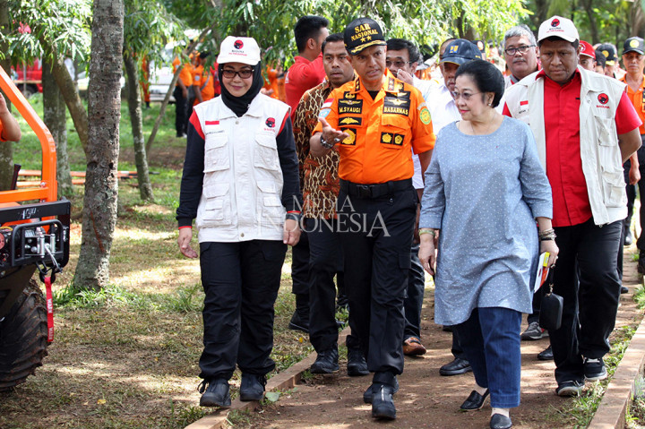 Ketua Umum PDI Perjuangan Megawati Soekarnoputri didampingi Ketua Badan SAR Nasional (Basarnas) Marsekal Muda Muhammad Syaugi, menyaksikan simulasi pencarian dan pertolongan korban bencana.