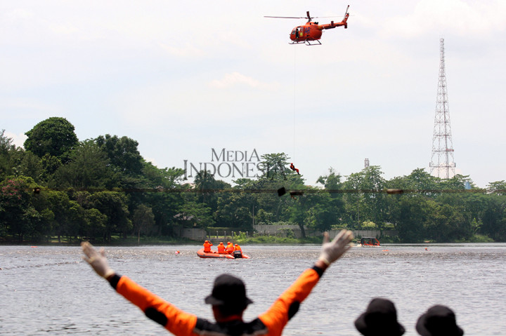 Sebuah helikopter diterjunkan dalam atraksi kali ini. Beberapa kali megawati dibuat kagum dengan tepuk tangan yang diberikan kepada personel Baguna PDI Perjuangan.