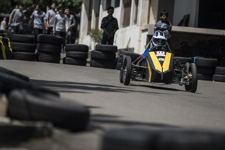 Kompetisi yang diikuti 24 tim dari 21 perguruan tinggi di Indonesia yang bersaing untuk menunjukan inovasi kreativitas dalam merancang mobil listrik dan juga sebagai aksi nyata kepedulian terhadap lingkungan berkenaan dengan perkembangan isu EfSD (Education for Sustainable Development) atau pembangunan lingkungan bersih yang berkelanjutan.