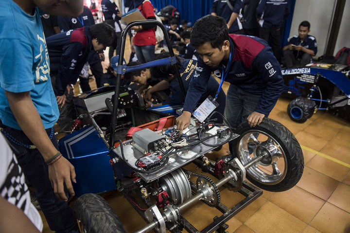 Mahasiswa menyiapkan mobil listrik saat mengikuti kualifikasi Kompetisi Mobil Listrik Indonesia 2017 di kampus Politeknik Negeri Bandung.