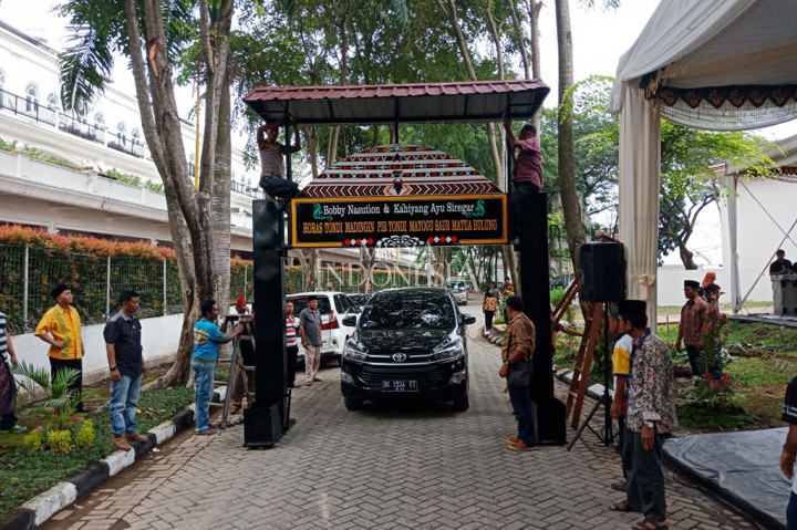 Tampak pekerja membenahi dekorasi ruangan untuk resepsi. Terlihat ada pelaminan kecil bermotif kain ulos berwarna-warni. Sedangkan, pelaminan untuk resepsi masih tertutup. MI/Puji Santoso 