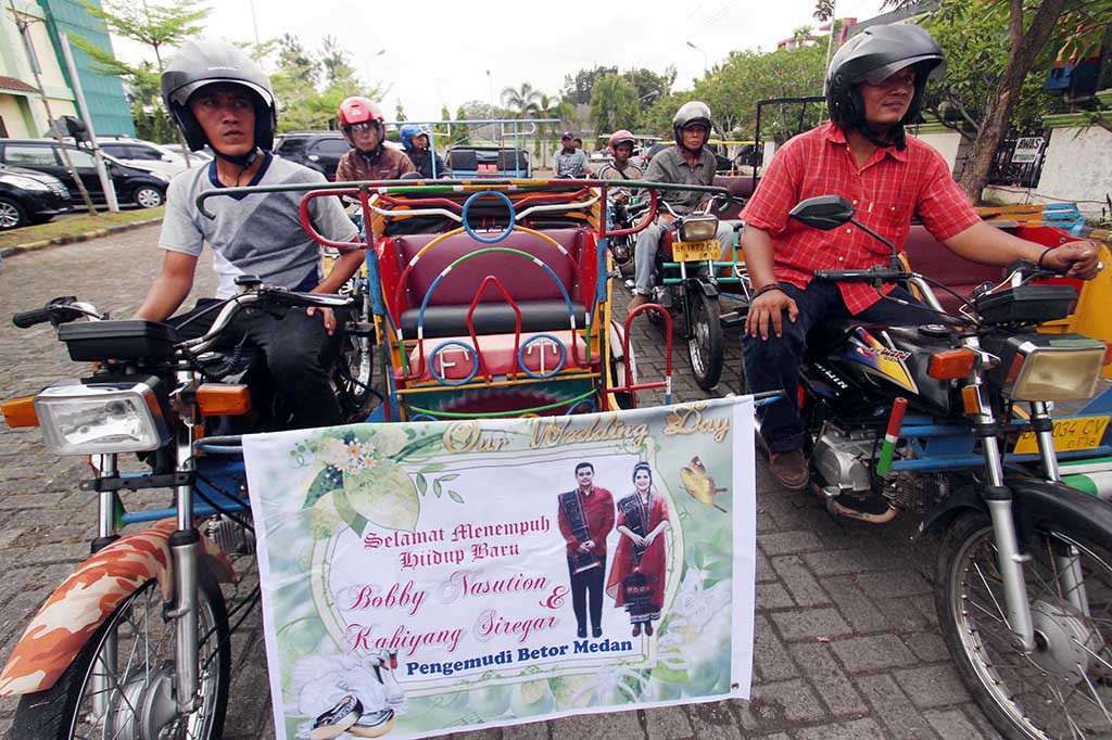 Selain mobil dan bus, sebagian tamu akan menggunakan betor yang merupakan ikon Kota Medan untuk menuju ke tempat acara pernikahan Kahiyang Ayu-Bobby Nasution di Bukit Hijau Residence Setia Budi. ANTARA/Septianda Perdana