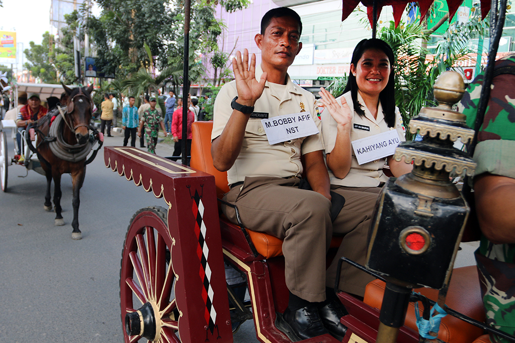 Iring-iringan kereta kencana yang akan membawa pasangan Bobby Afif Nasution dan Kahiyang Ayu Siregar melintas di Jalan Gagak Hitam, saat gladi resik. ANTARA/Irsan Mulyadi
