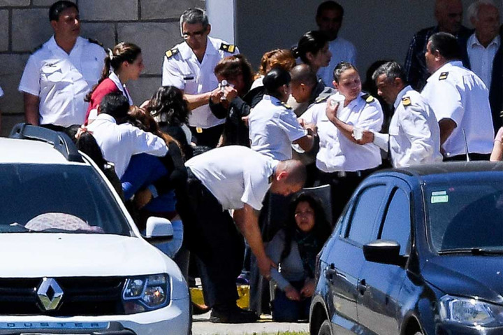 Kerabat dan rekan dari 44 awak kapal selam AL Argentina tidak bisa menyembunyikan kesedihan setelah mendengar berita adanya suara yang kemungkinan ledakan di dekat posisi terakhir kapal selam yang hilang. AFP/Eitan Abramovich