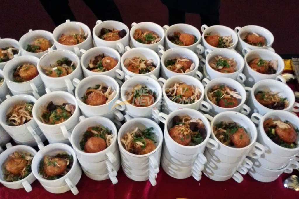 Untuk makanan yang lebih berat disajikan makanan khas Medan, yakni soto medan. Nikmat rasanya menu tersebut yang dilengkapi dengan perkedel.